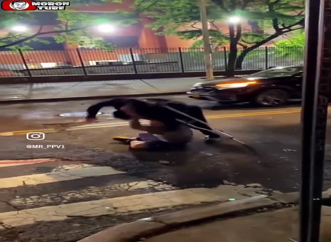 Video :A man in the Bronx assaults strangers